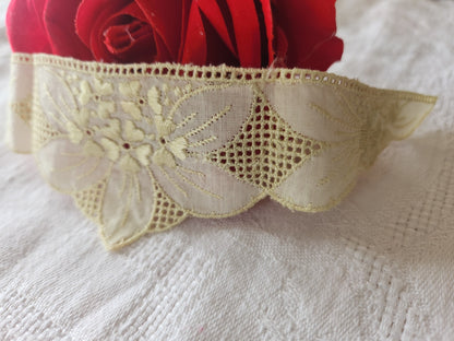 Incrustation application ancienne jaune pale 29,5 cm sur 4,7 cm dentelle  T7