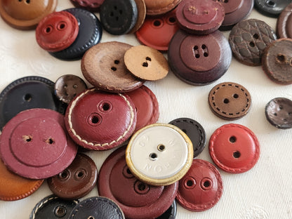 Gros lot de boutons anciens en cuir à trous panaché 1,4 à 3 cm ref 6349