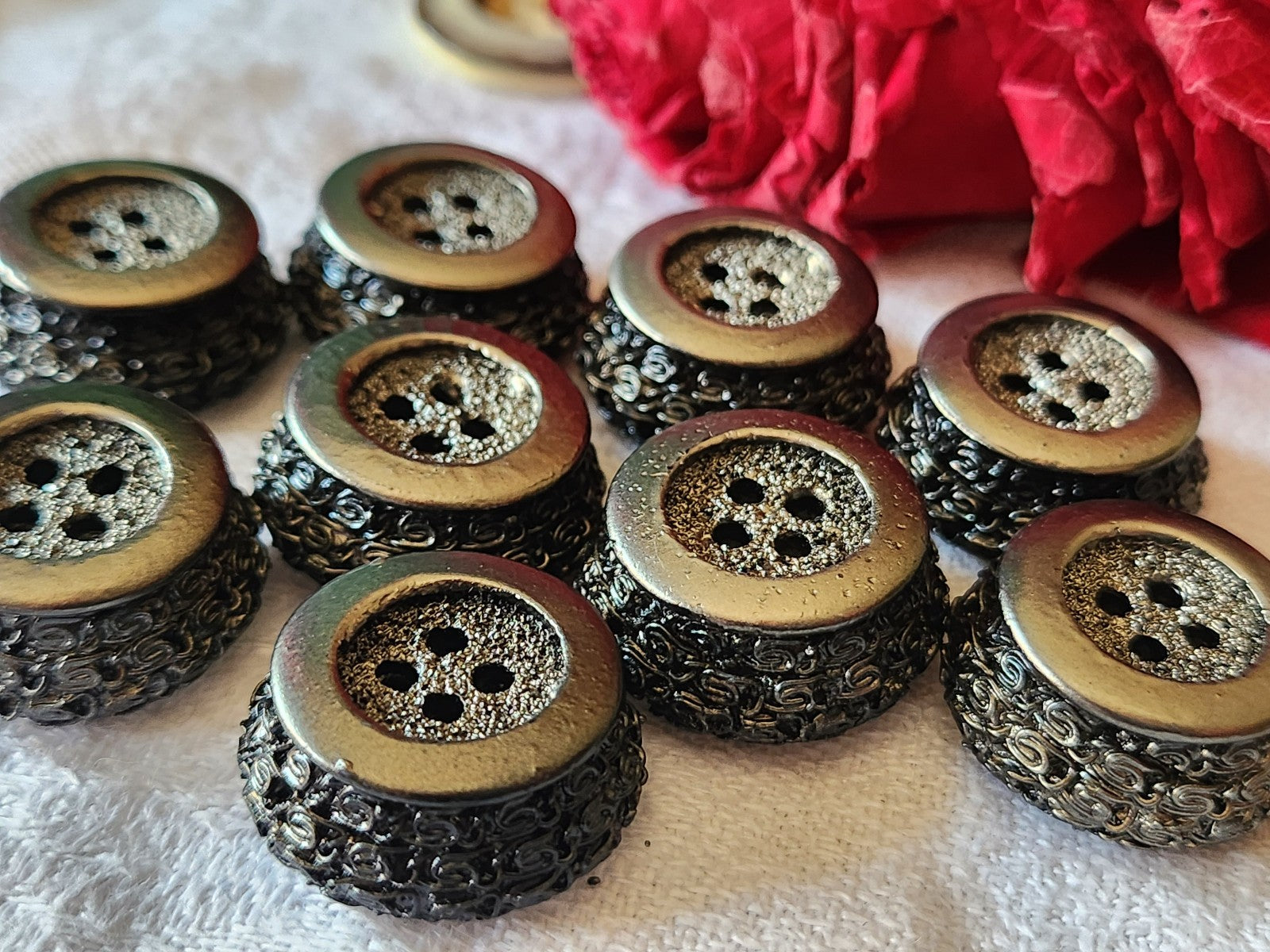 Lot 8 boutons vintage en résine noir argenté haut  2,2 cm trous  ref 3201