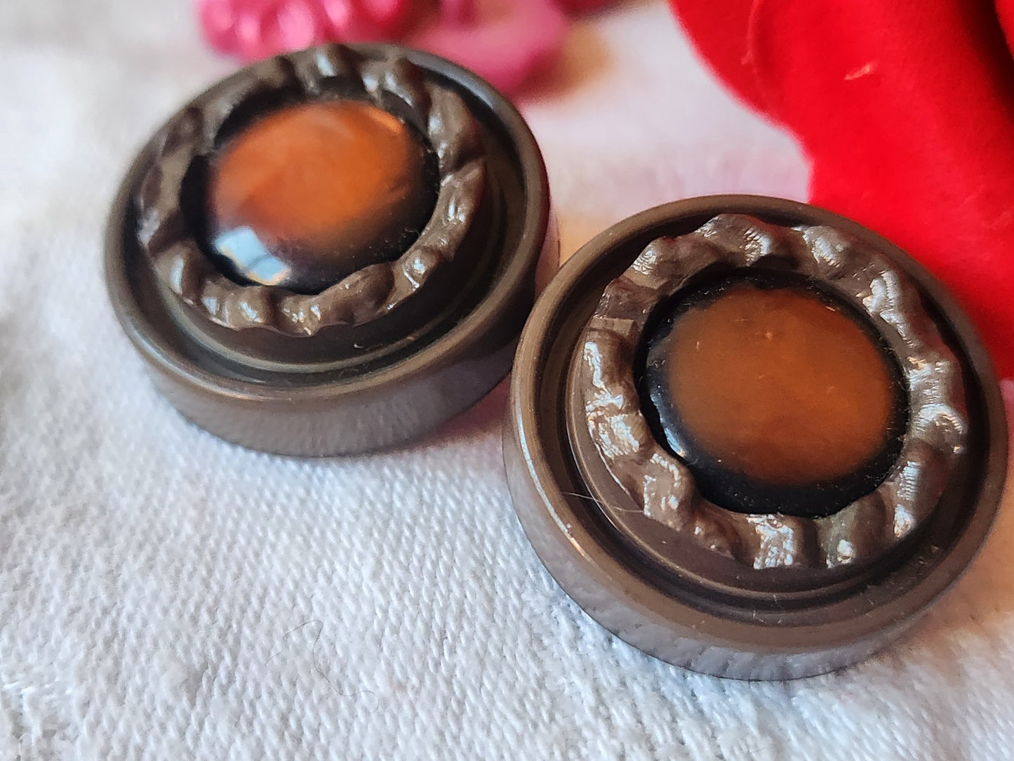 Duo gros boutons vintage marron coeur nacré orange pied  2,6 cm D11J