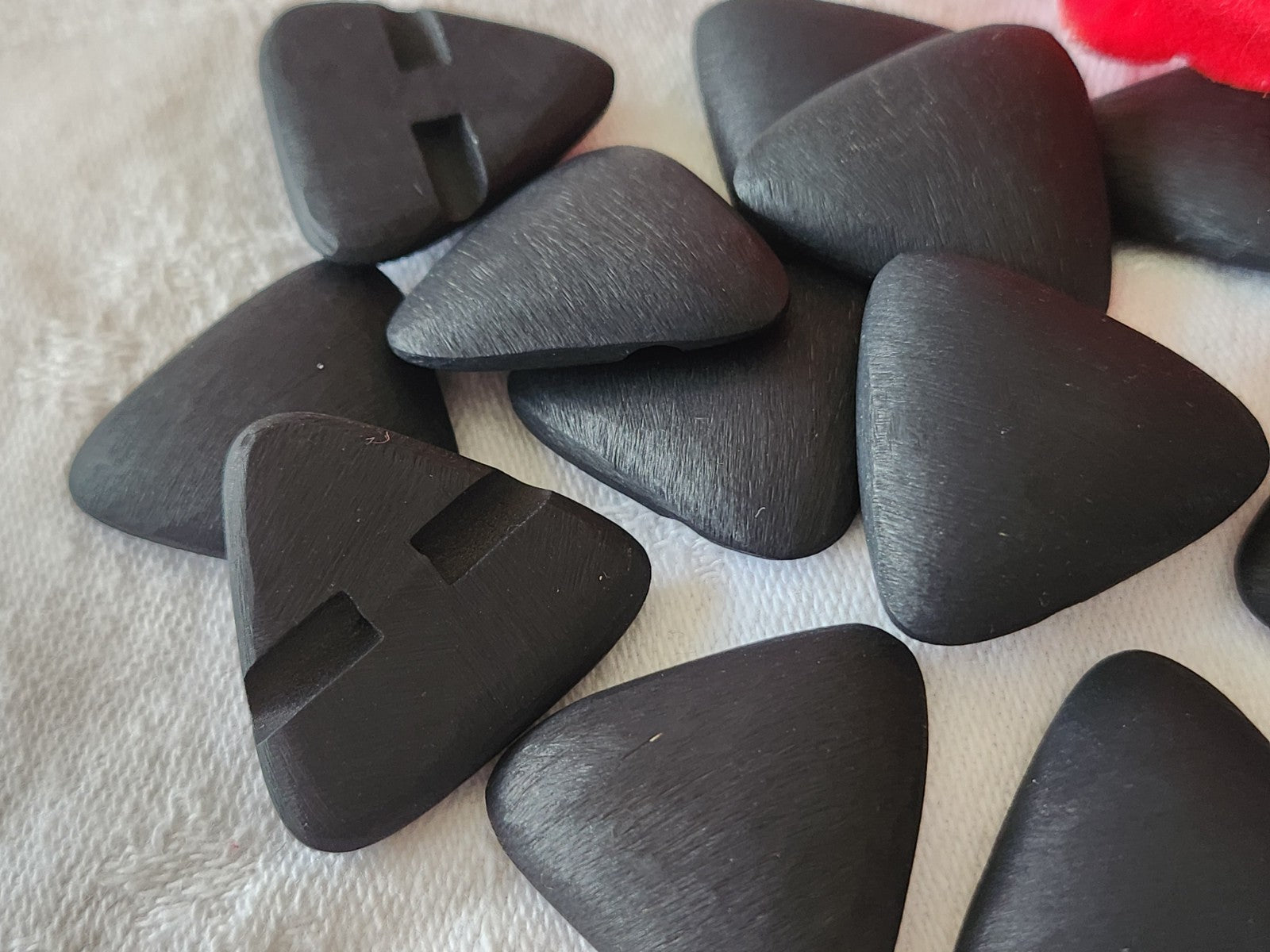 Lot 6 gros boutons vintage noir mat triangle texturé 2,6 cm ref 5977