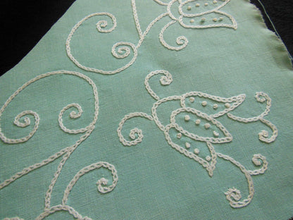 Longue broderie boucle ancienne main vintage fond vert  incrustation  B7-2