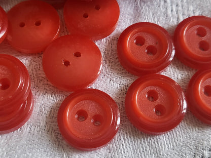 Lot 16 petits boutons vintage rouge à trous 1,4 cm ref 5689