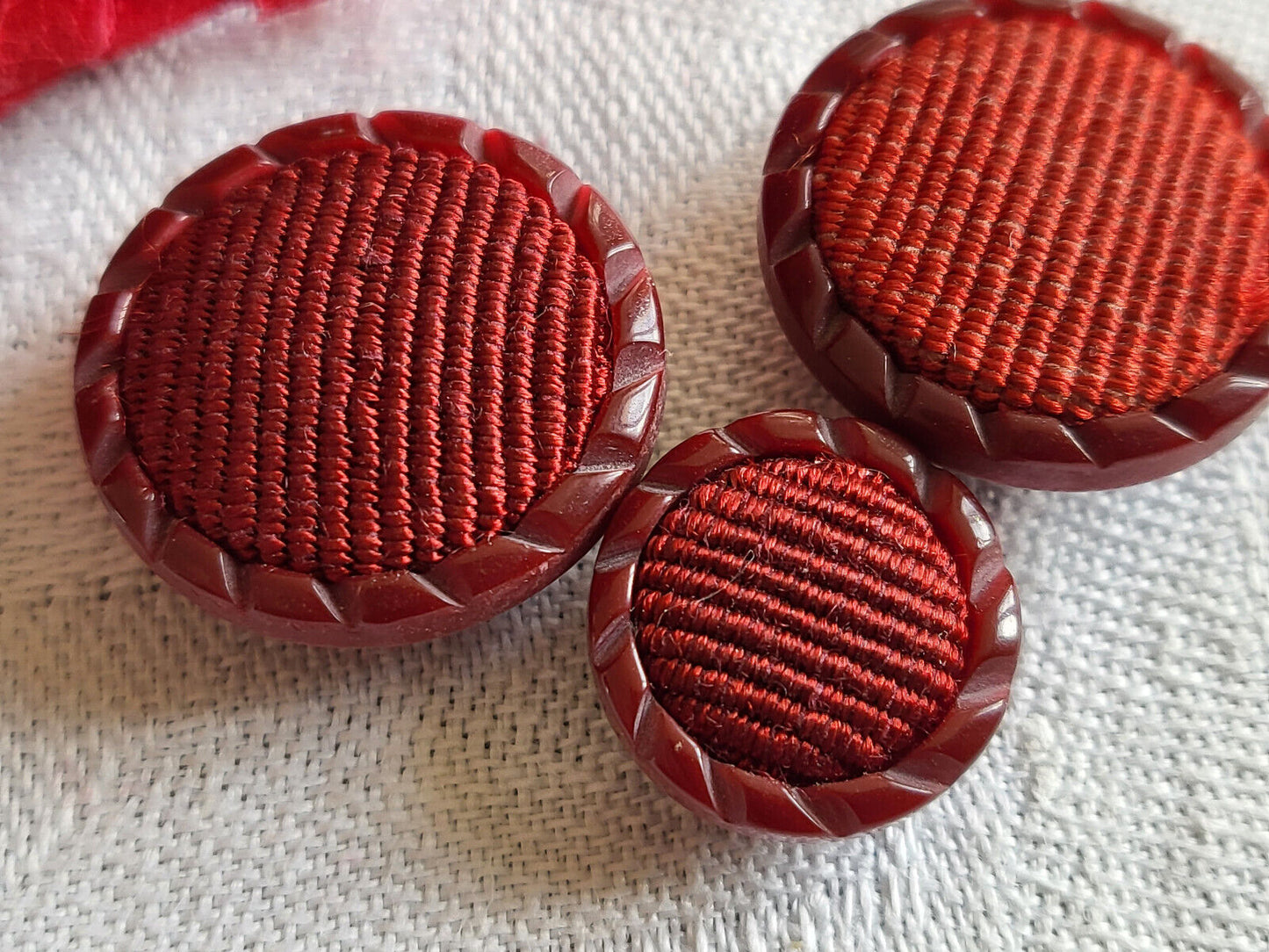 Trio boutons vintage rouge foncé cœur tissu 1,4 et 2,1 cm D11H