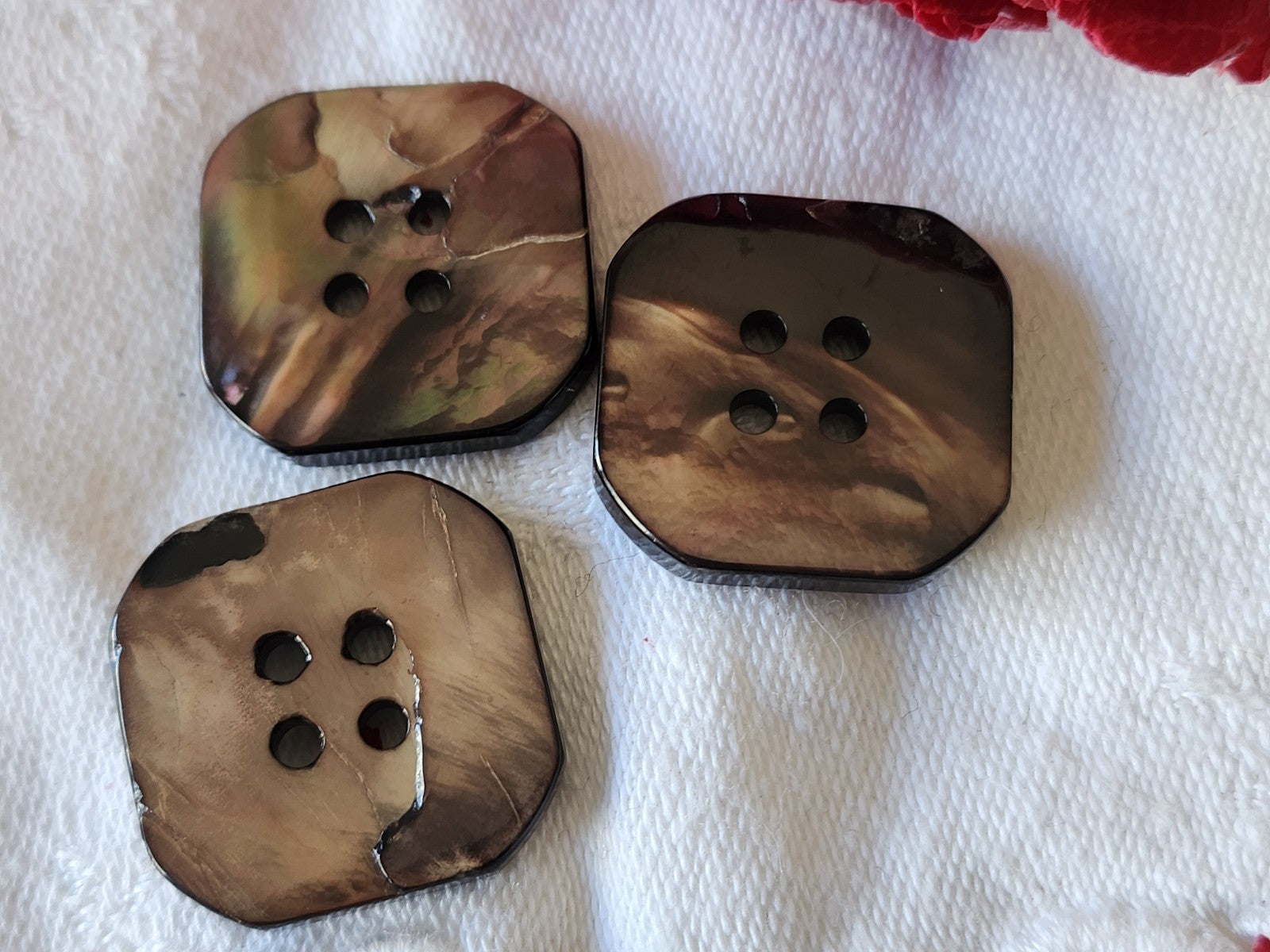 Trio boutons anciens en nacre carré  marron à trous 2,2 cm G14C