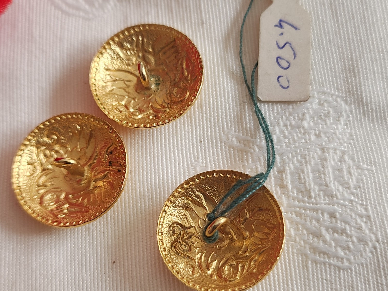 Trio boutons vintage en métal doré chimere leger  1,9 cm ou19 mm G7K