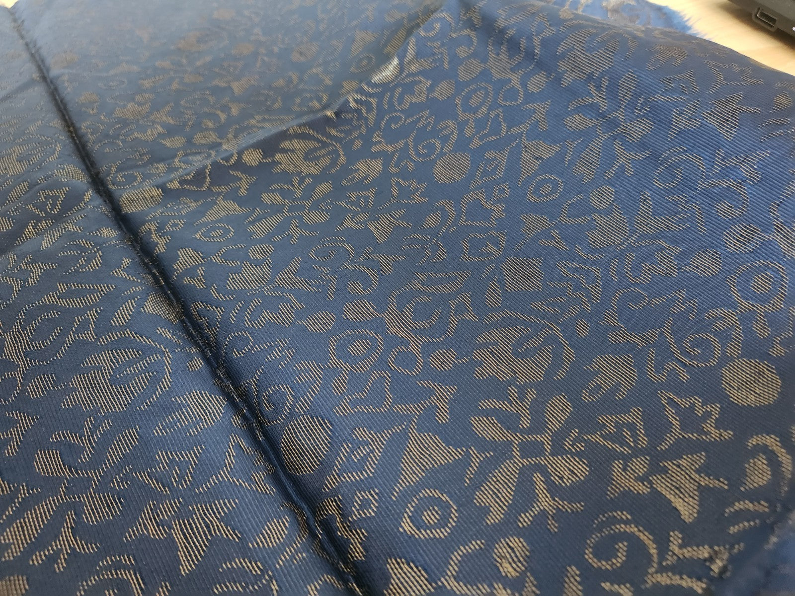 Ancien coupon de tissu bleu foncé 91 cm sur une hauteur de 66 cm B4
