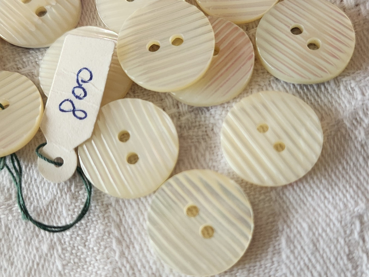 Lot 10 boutons vintage en nacre blanc strié 1,5 cm ref 3958