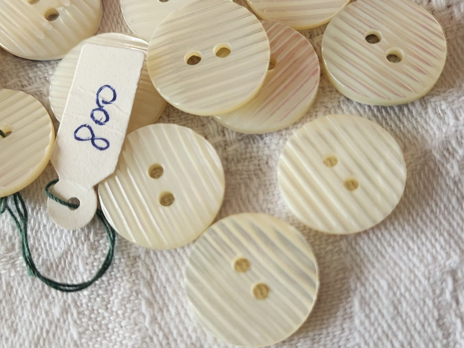 Lot 10 boutons vintage en nacre blanc strié 1,5 cm ref 3958