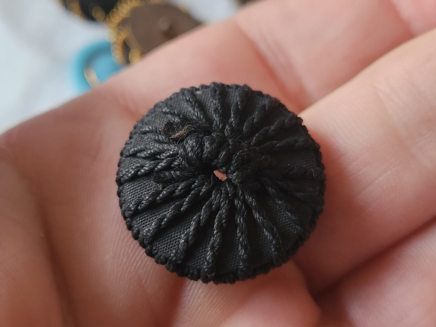 Bouton ancien en passementerie noir joli creusé 2,4 cm D12G