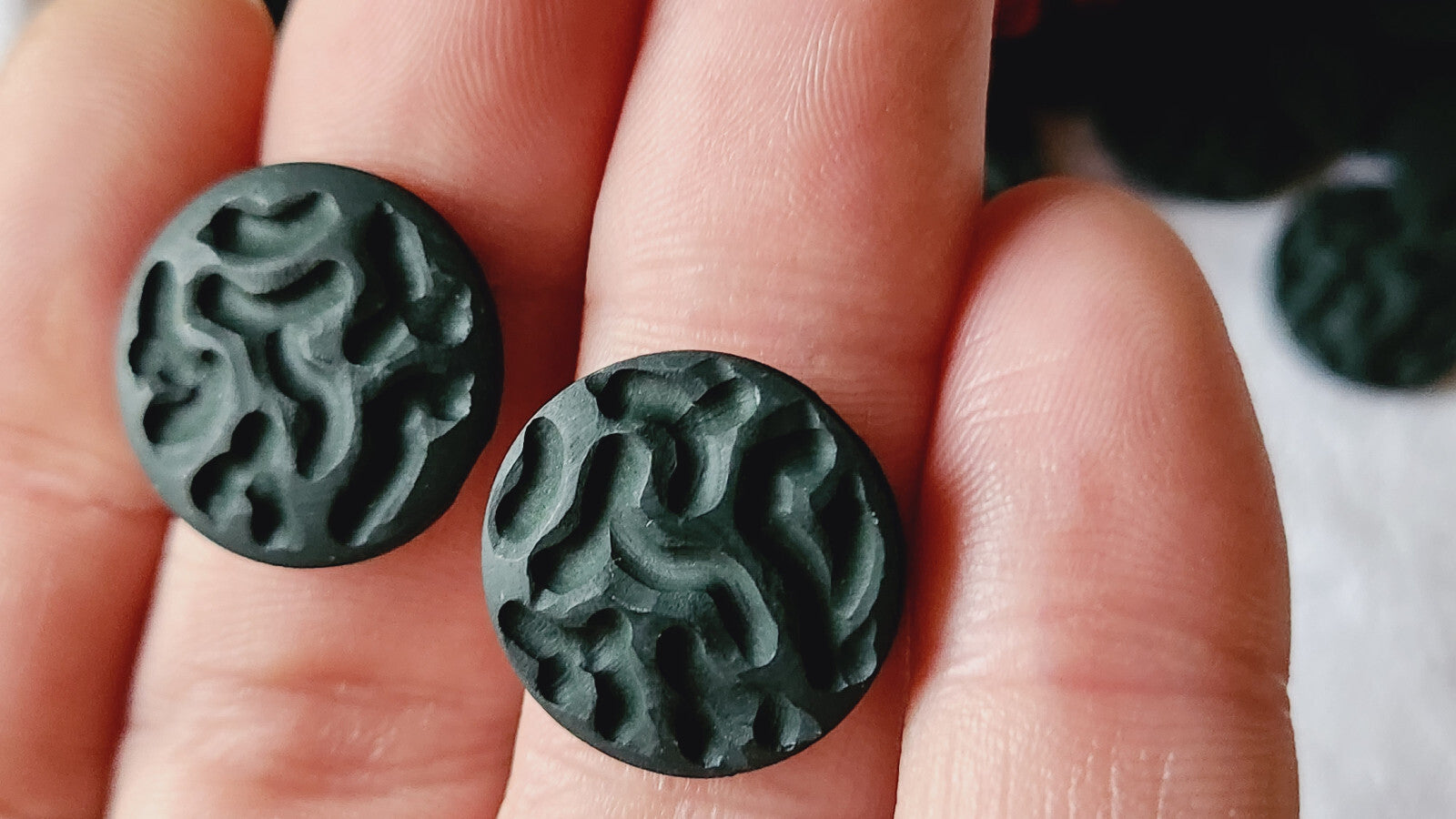 Lot 9 boutons vintage vert mat à pied texturé 1,9 cm ref 2242