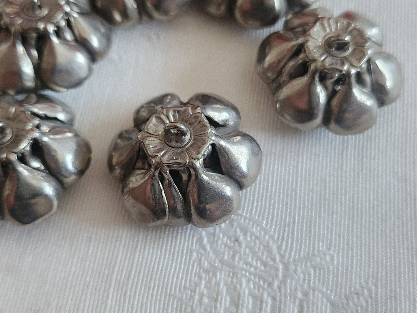 Lot 6 boutons vintage métal effet pétale fait main 2,4 cm ref 6235