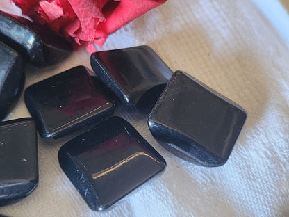 Lot 5 boutons vintage noir cube volume à pied 1,9 sur 2,1 cm ref 5560