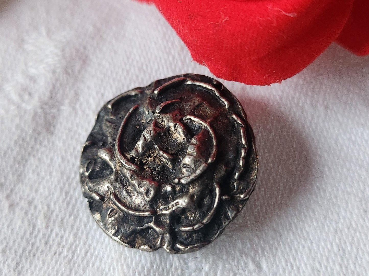 Bouton ancien en métal motif à definir 2,3 cm D5K