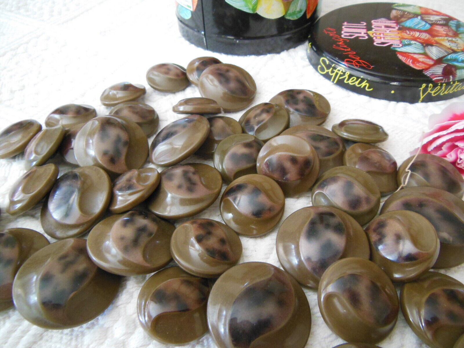 Lot gros boutons anciens en celluoid marron dans boite 2,6 cm à 3,3 cm 