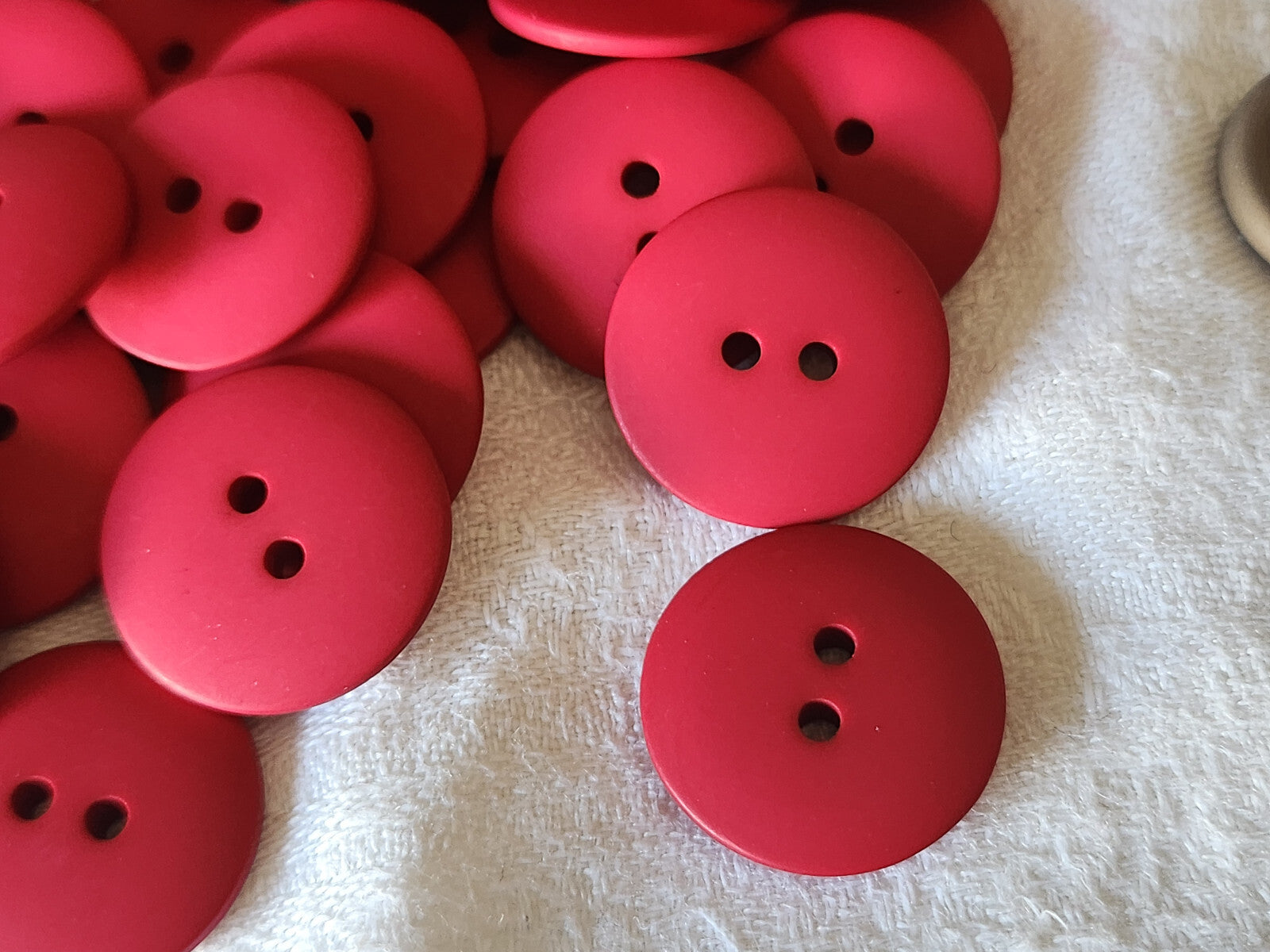 Lot 25 boutons vintage rouge mat à trou classique 2 cm ref 3807