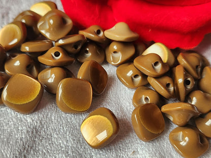 Lot 18 mini  boutons vintage à pied jolis carré marron  1 cm ref 298