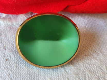 Bouton vintage en verre ovale vert doré 1,9 sur 2,2 cm D4B