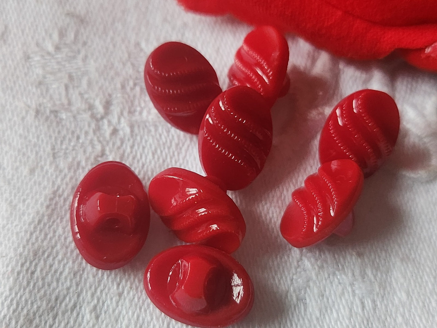 Lot 8 boutons anciens en verre rouge ovale 0,9 sur 1,3 cm ref 2114 panaché