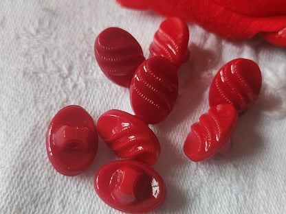Lot 8 boutons anciens en verre rouge ovale 0,9 sur 1,3 cm ref 2114 panaché