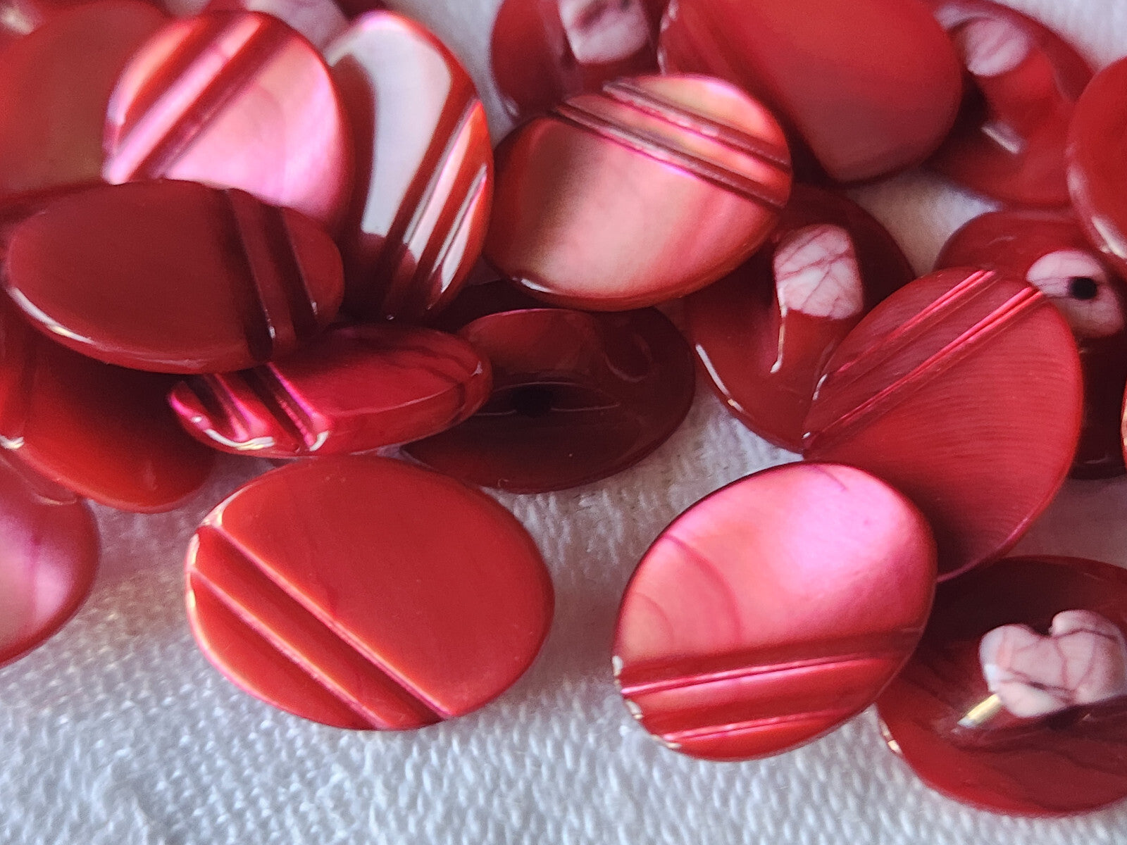 lot 6 boutons anciens en nacre framboise strié pied 1,4 sur 1,1  cm ref 2738