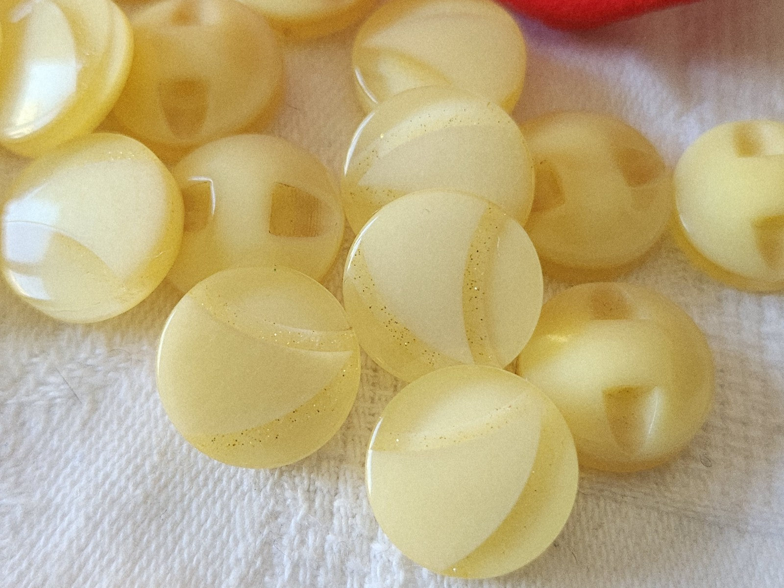 Lot 20 boutons vintage beige à pied travaillé 1,4 cm ref 6129