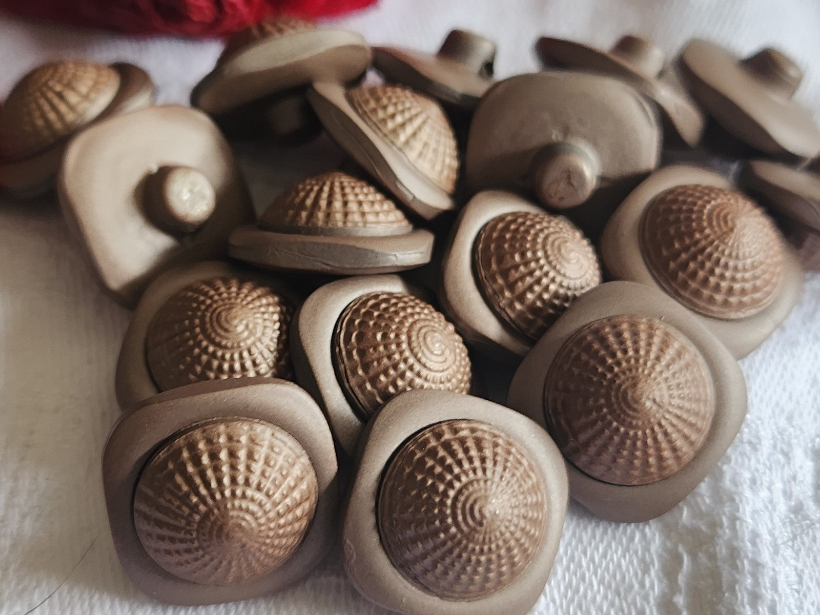 Lot 9 boutons vintage marron travaillé  pied 1,7 cm ref 1571