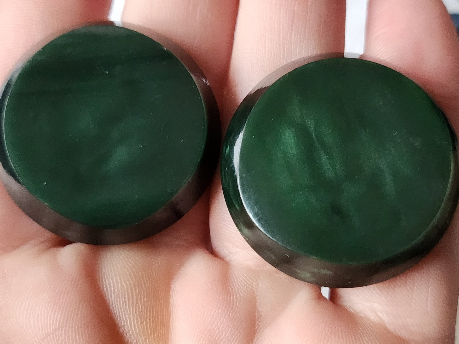 Duo gros boutons vintage vert éoais pied plat 3,6 cm ref 2283