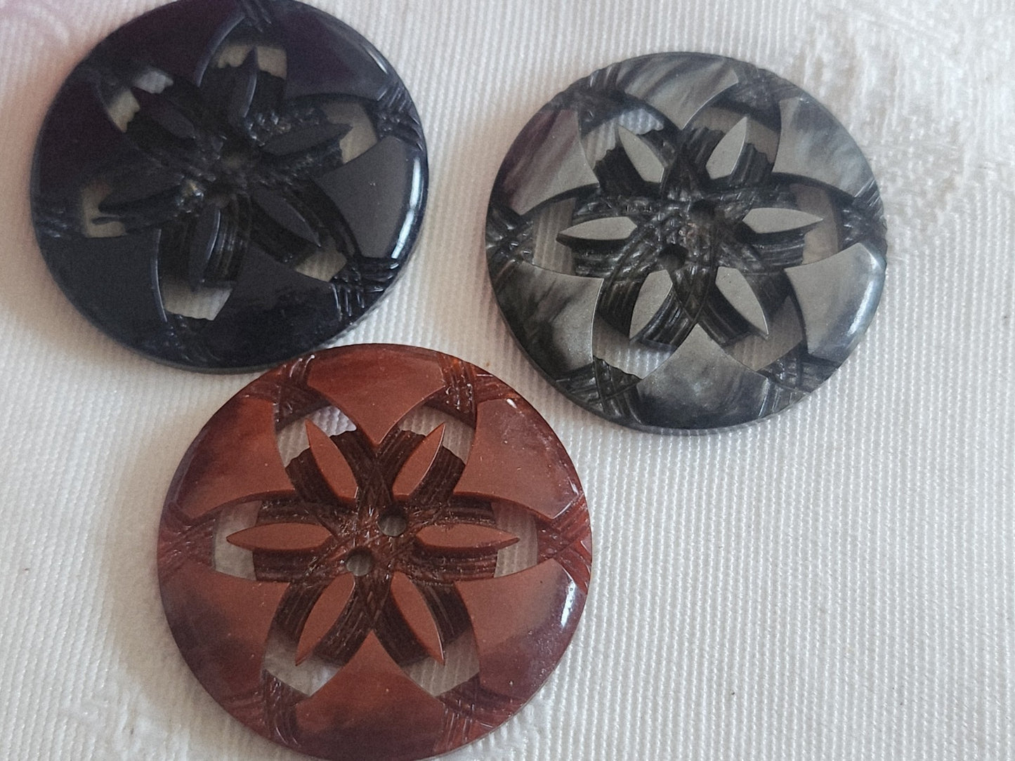 Trio boutons vintage gros découpis ajouré à trous 2,7 cm D15H