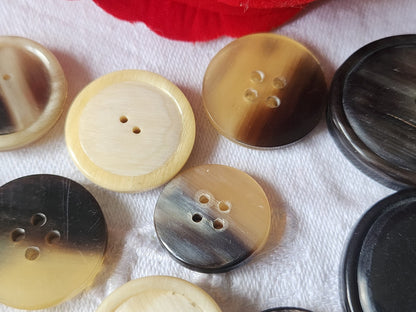 Lot 12 boutons anciens en corne creme 2 cm à 3,1 sur 3,6 cm ref 2058