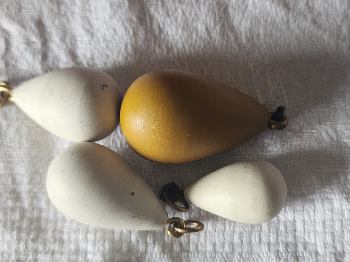Lot 4 pendants anciens crème  ocre lourd vintage création bijoux ref 2408