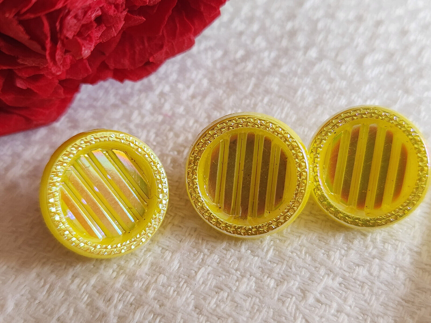 Trio boutons anciens en verre  jaune irisé  à pied 1,4  cm D12A