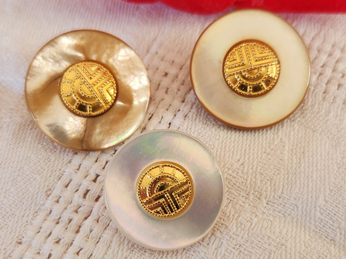 Trio boutons vintage en nacre beige  blanc 2 et 2,2 cm D14J