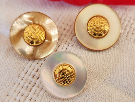 Trio boutons vintage en nacre beige  blanc 2 et 2,2 cm D14J