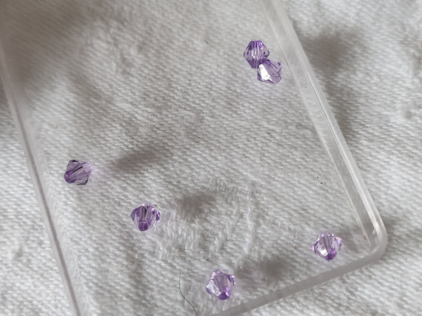 Lot environ 12 grammes de perles de toupie acrylique violet 3 mm  n°19