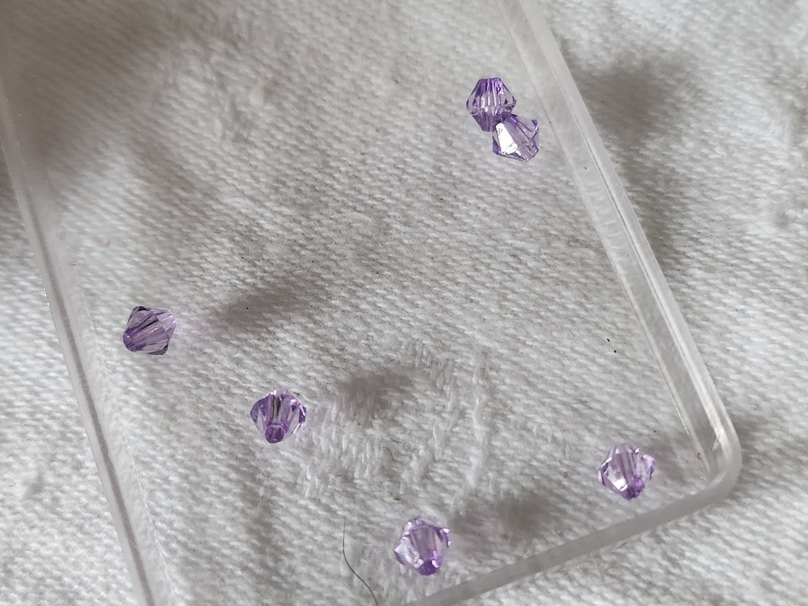 Lot environ 12 grammes de perles de toupie acrylique violet 3 mm  n°19
