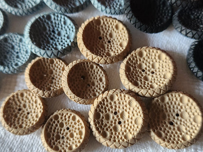 Lot 21 boutons vintage   alveole dentelle relief 1,5 à 1,9  cm ref 3293