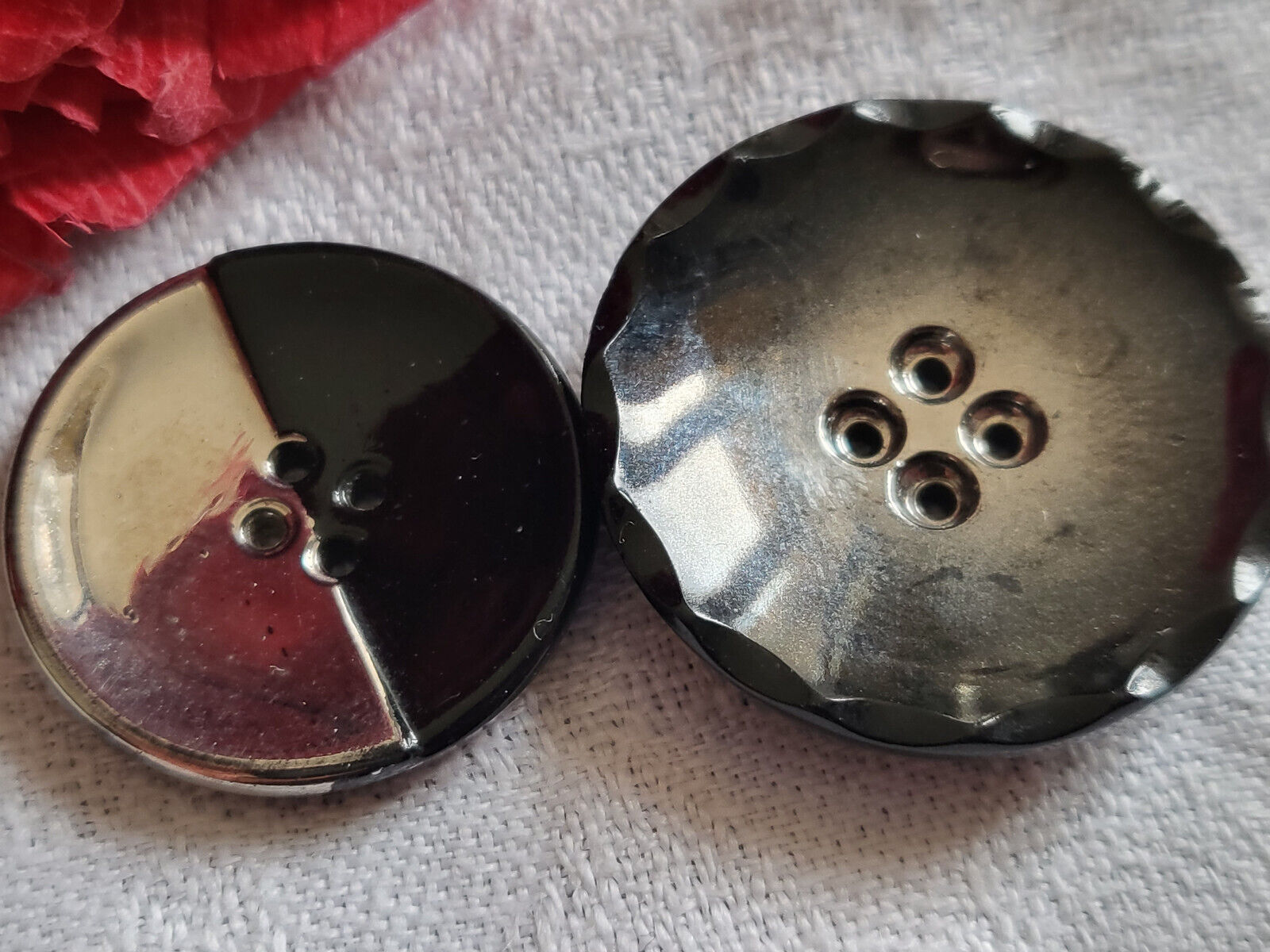 Duo boutons anciens en verre noir et argenté à trous  2,3 et 2,8 cm D17D