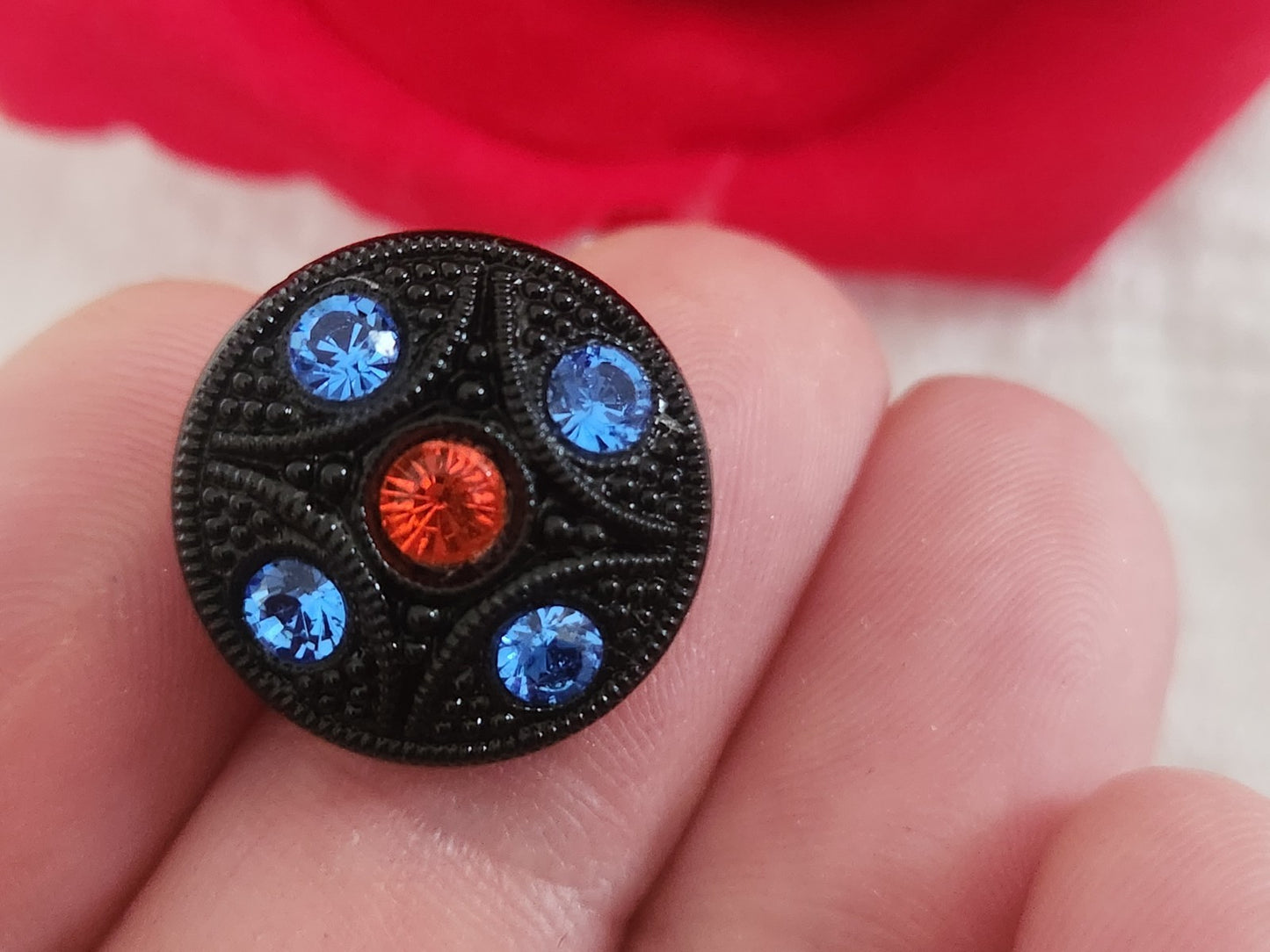 Bouton vintage en verre noir avec strass verre bleu orange 18 mm ou  1,8 cm G19G