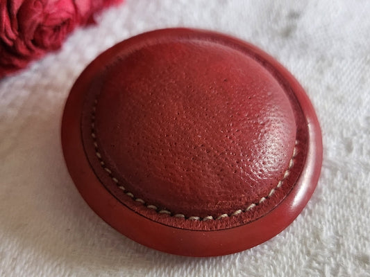 Collection gros bouton coeur cuir rouge monture resine 3,7 cm ref 6089