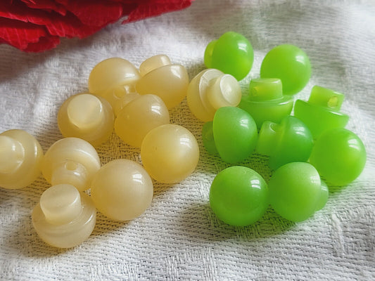 Lot 18 mini boutons vintage beige demi sphere à pied diamètre 0,9 cm ref 3445