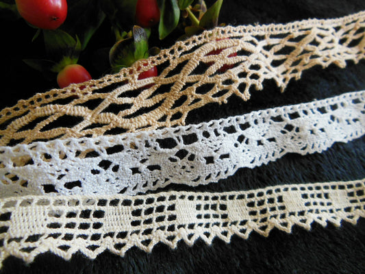 Lot 3 petits coupons de  dentelle ancienne T1-13