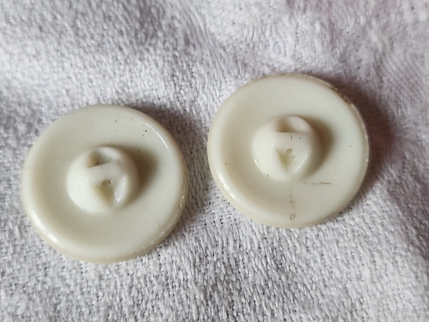 Duo gros bouton ancien  en verre blanc pied 2,3  cm D17F