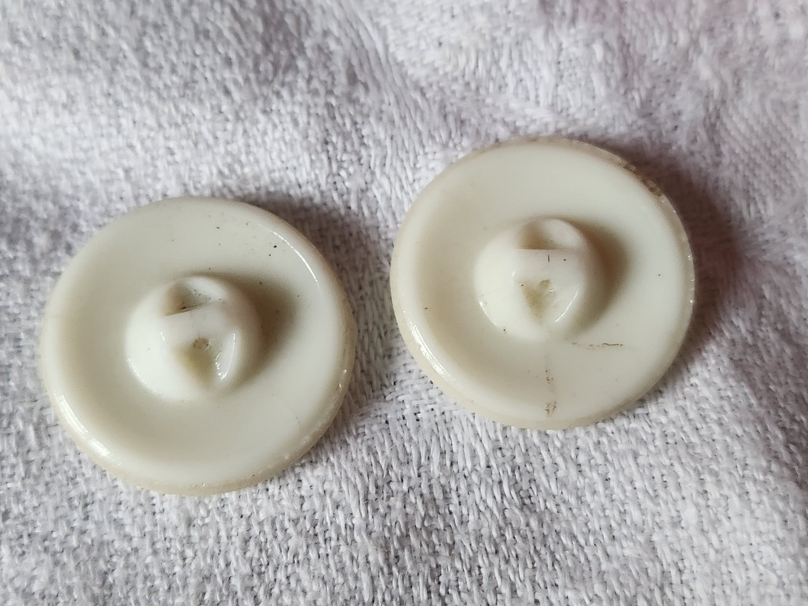 Duo gros bouton ancien  en verre blanc pied 2,3  cm D17F