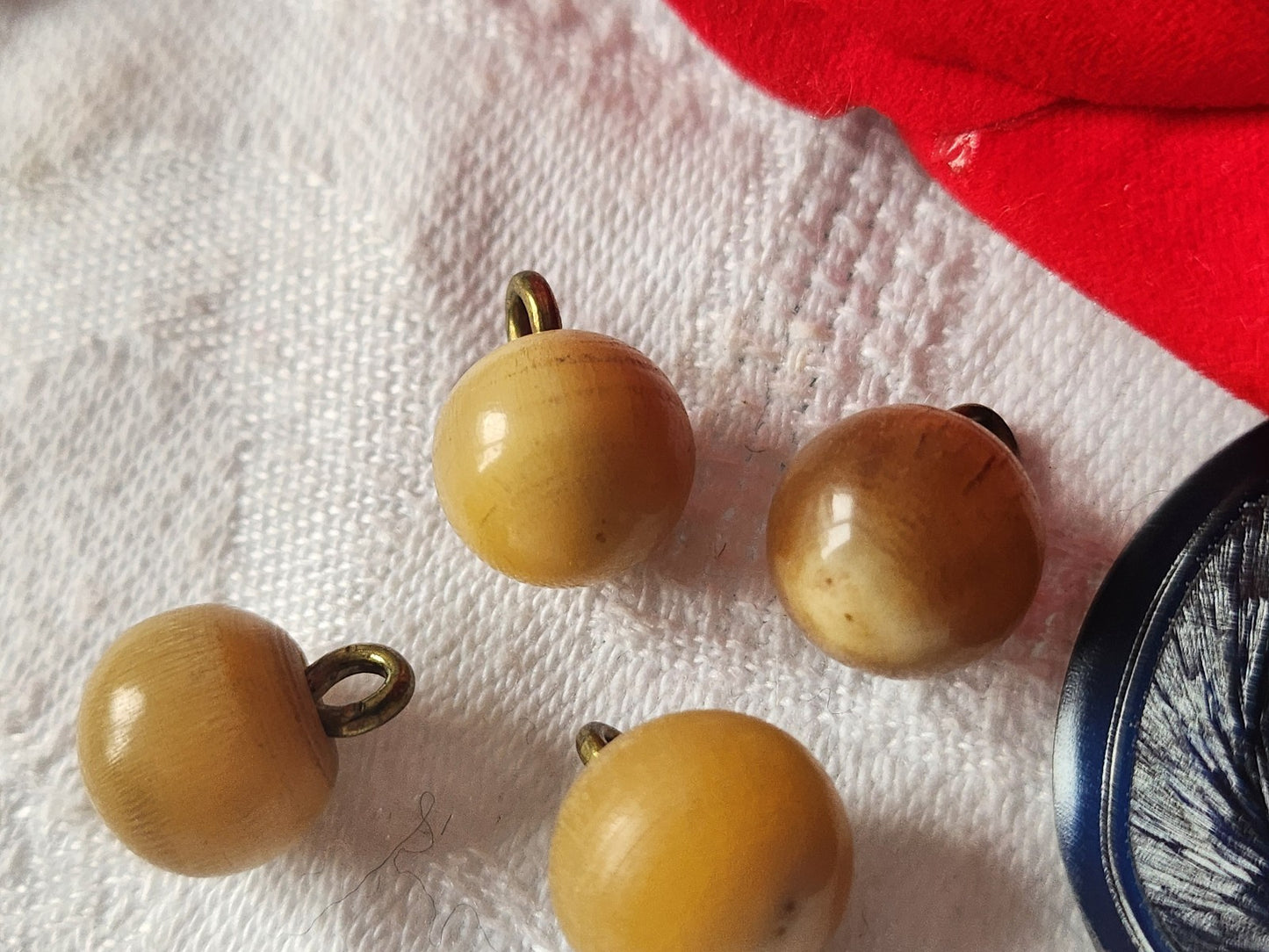 Lot 4 boutons anciens beige grelot pied metal 1/1,1 cm D6D