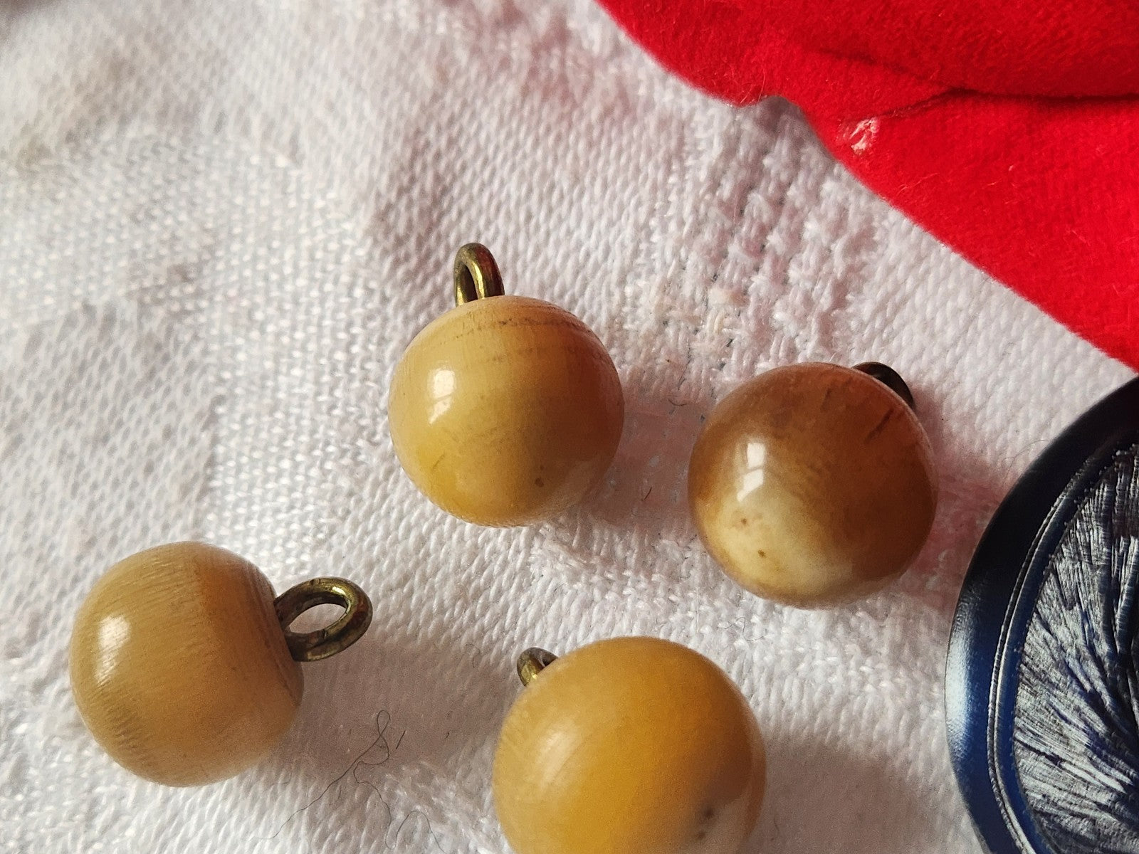 Lot 4 boutons anciens beige grelot pied metal 1/1,1 cm D6D