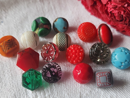 Lot 16 mini boutons anciens en verre  collection 0,7 à 1 cm ref 4847