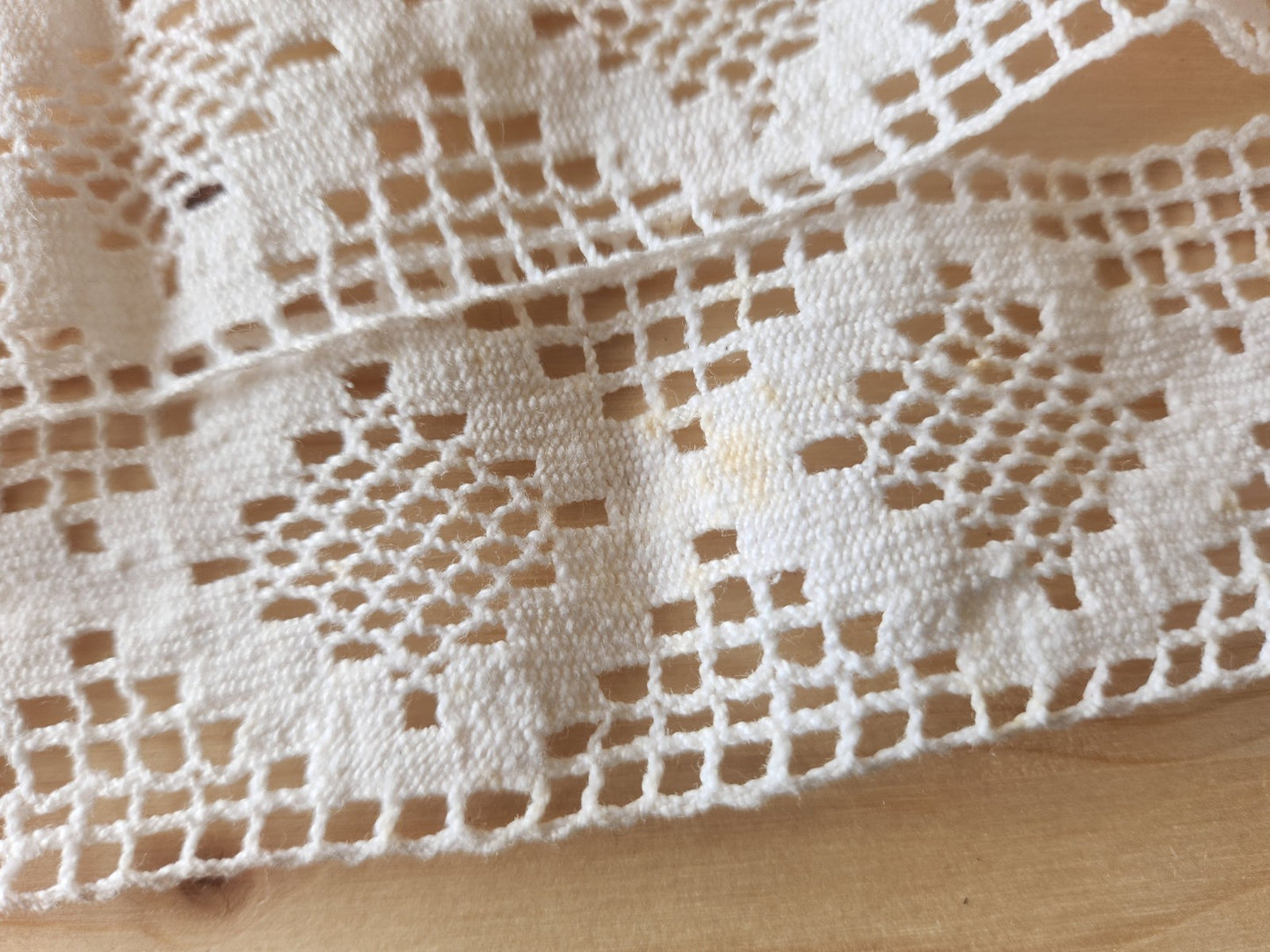 Dentelle large ancienne coton entre deux main 1 métre 15 sur 4 cm  T7