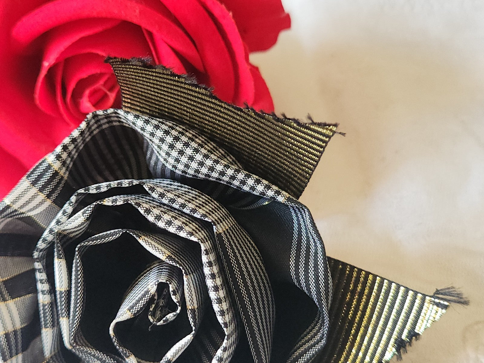 Fleur ancienne tissu quadrille gris doré chapeau sur broche modiste T0-08