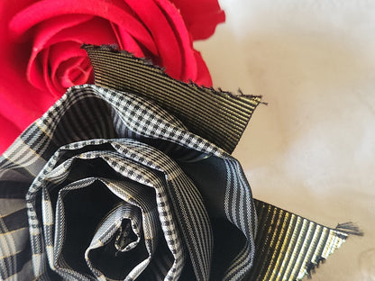 Fleur ancienne tissu quadrille gris doré chapeau sur broche modiste T0-08